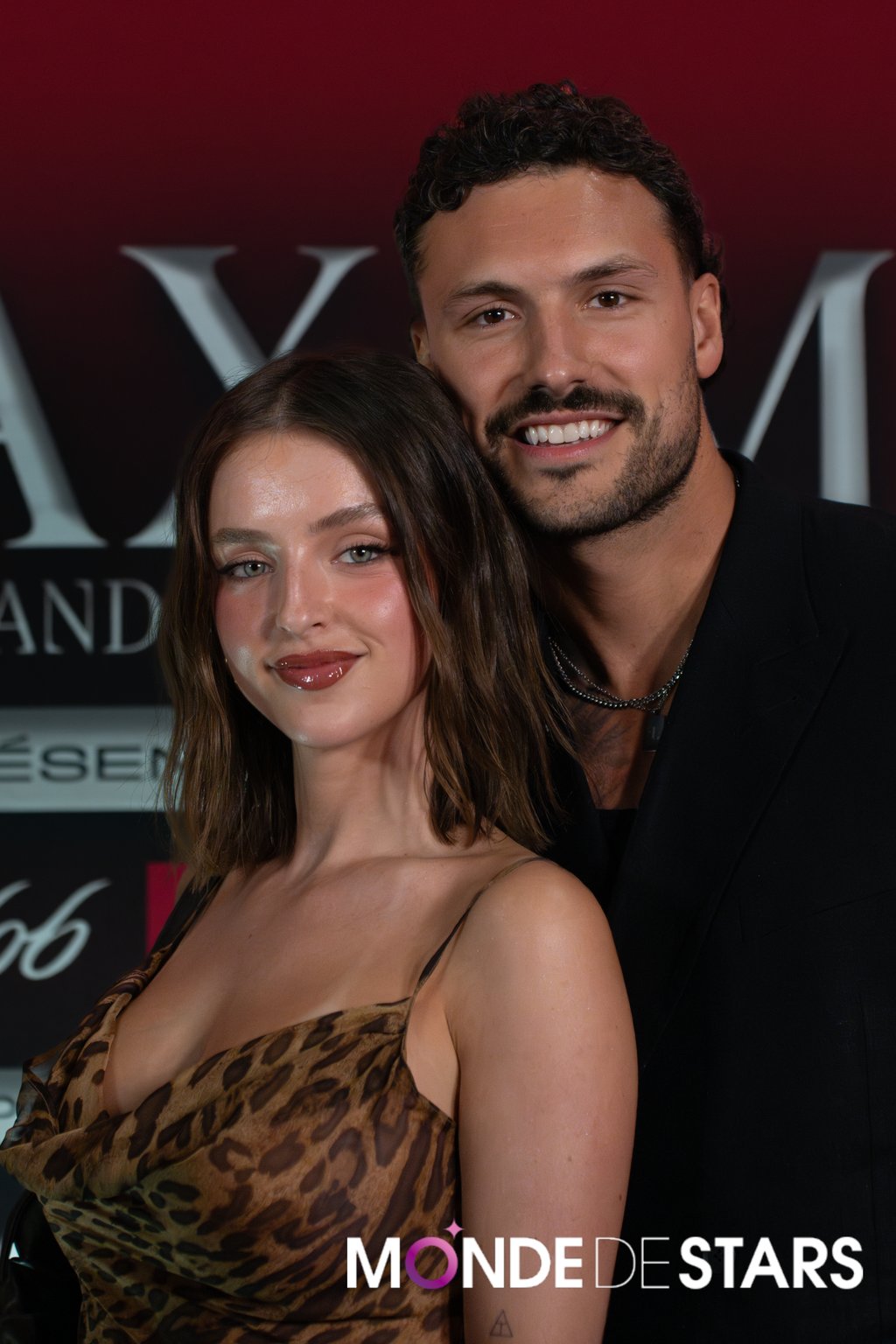 Alicia Moffet fait tourner les têtes avec sa superbe tenue en léopard au Maxim Grand Prix Party