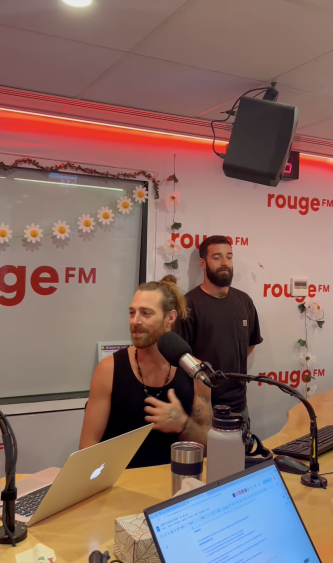 Benoît Gagnon reçoit la visite surprise d'un chanteur bien connu dans les studios de radio