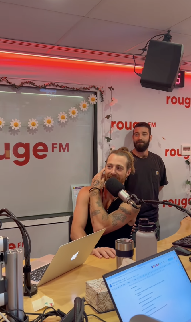 Benoît Gagnon reçoit la visite surprise d'un chanteur bien connu dans les studios de radio