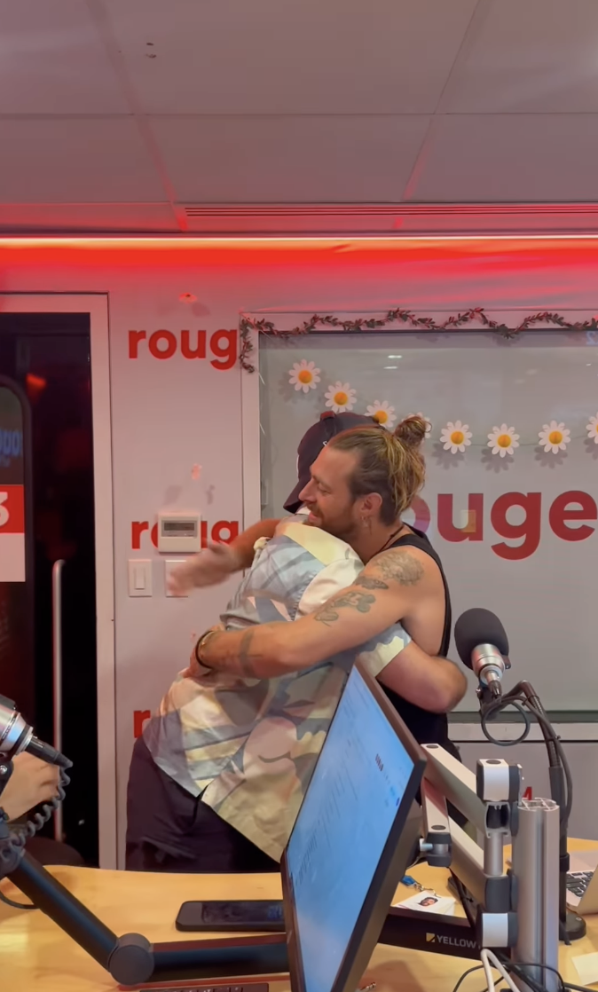 Benoît Gagnon reçoit la visite surprise d'un chanteur bien connu dans les studios de radio