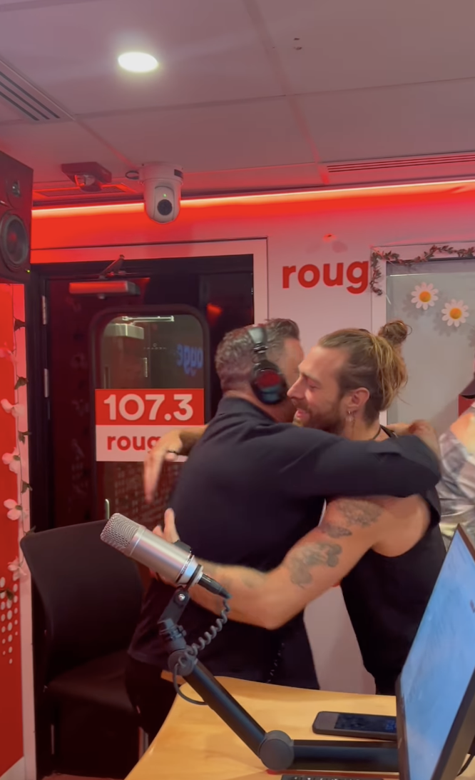 Benoît Gagnon reçoit la visite surprise d'un chanteur bien connu dans les studios de radio