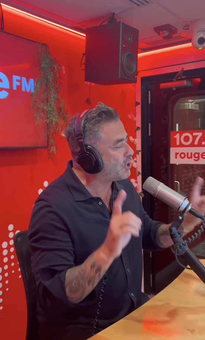 Benoît Gagnon reçoit la visite surprise d'un chanteur bien connu dans les studios de radio