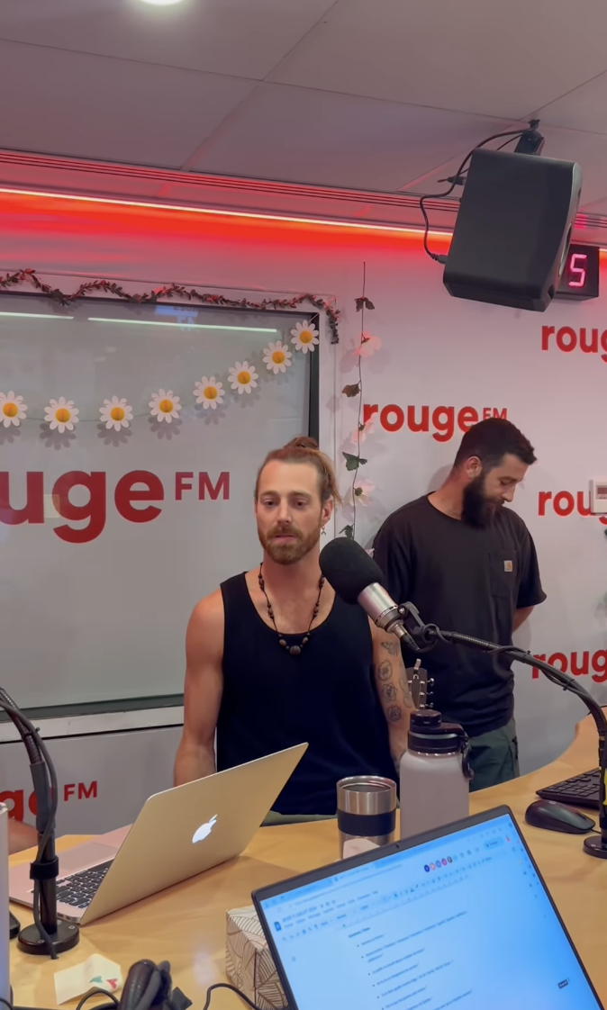 Benoît Gagnon reçoit la visite surprise d'un chanteur bien connu dans les studios de radio