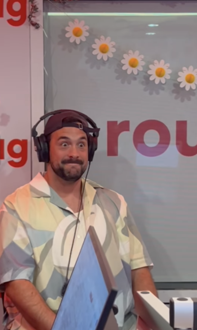 Benoît Gagnon reçoit la visite surprise d'un chanteur bien connu dans les studios de radio