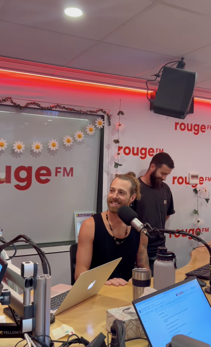 Benoît Gagnon reçoit la visite surprise d'un chanteur bien connu dans les studios de radio