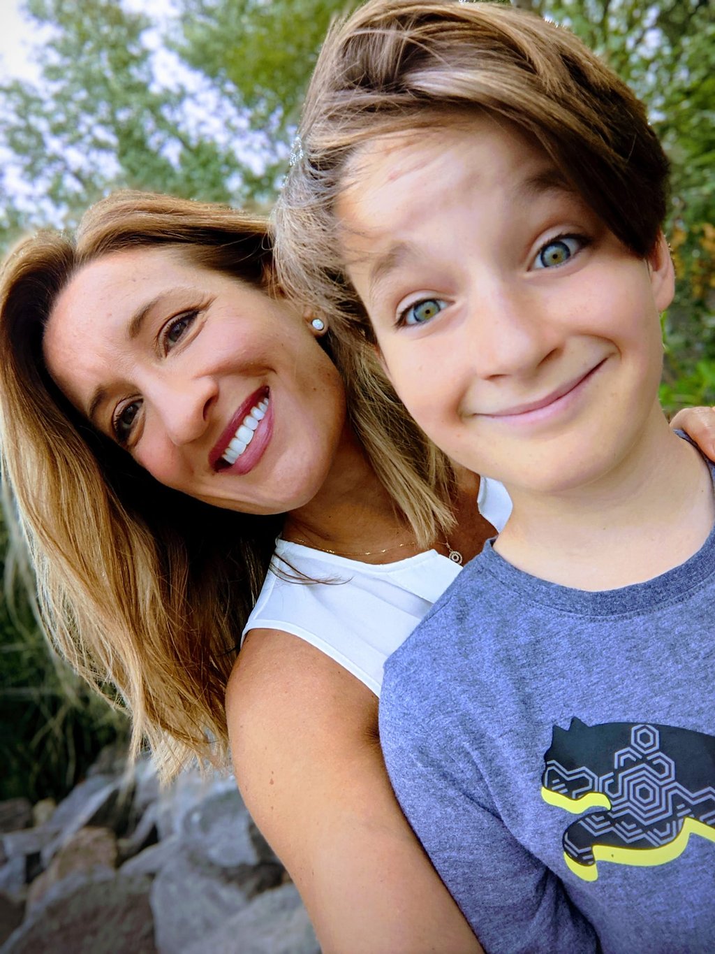 8 superbes photos de la cheffe d'antenne Marie-Christine Bergeron avec son conjoint et ses enfants