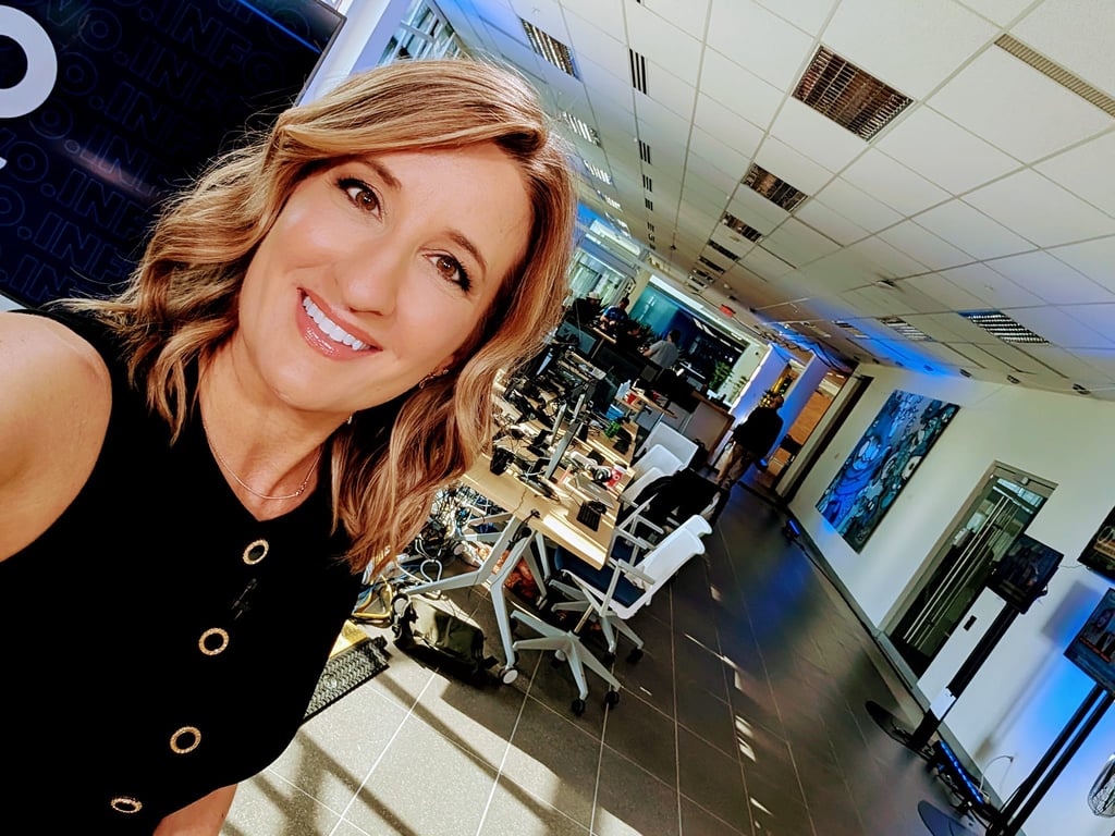8 superbes photos de la cheffe d'antenne Marie-Christine Bergeron avec son conjoint et ses enfants