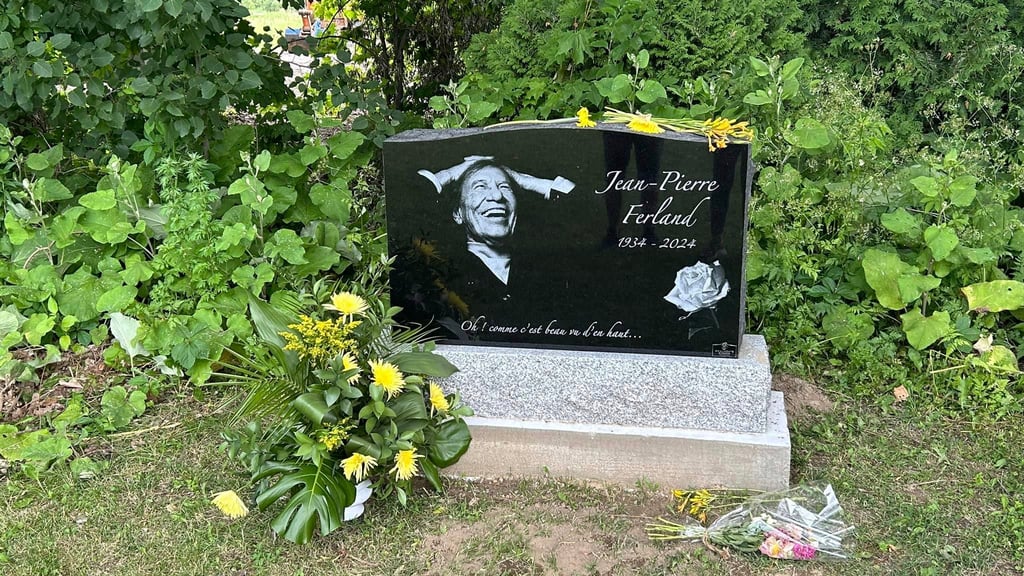 Les fans de Jean-Pierre Ferland dévoilent l'emplacement de sa pierre tombale et c'est impressionnant