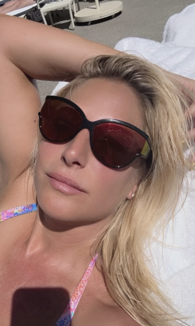 Mahée Paiement prend la pose en maillot de bain dans un voyage hors du Québec