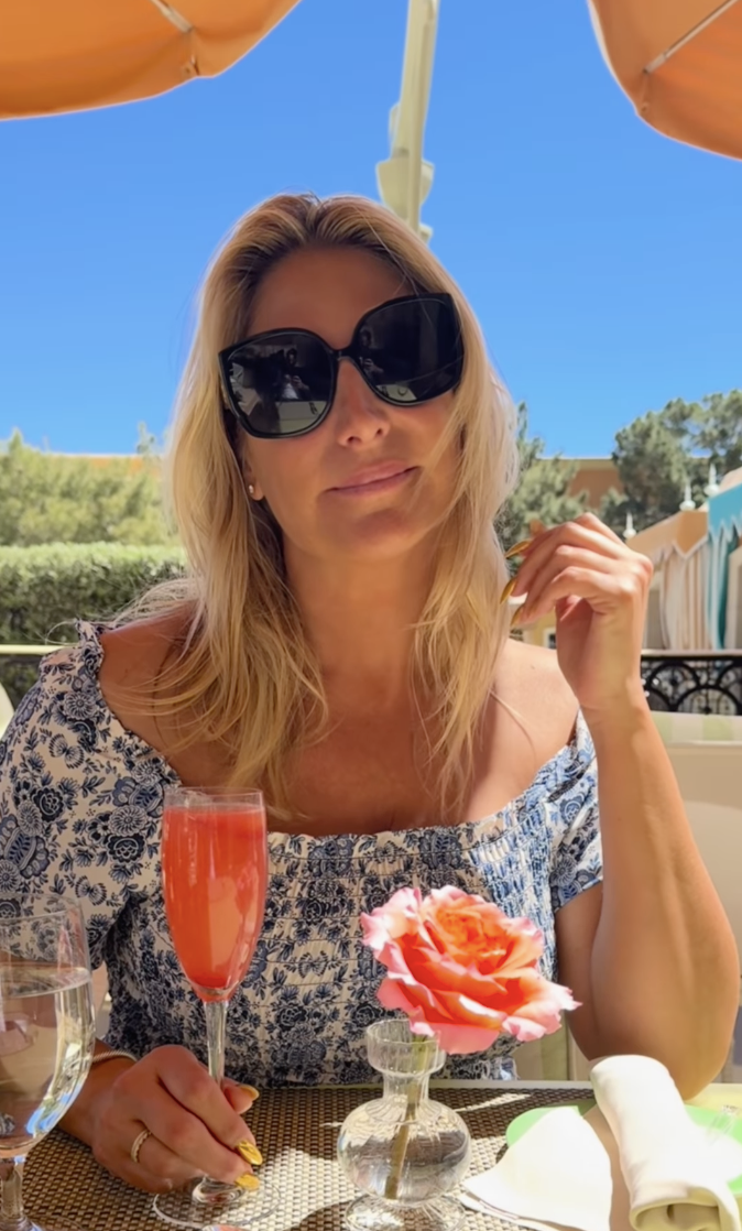 Mahée Paiement prend la pose en maillot de bain dans un voyage hors du Québec