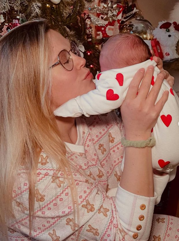 Une première photo pour Nathalie Simard et sa petite-fille née il y a quelques jours