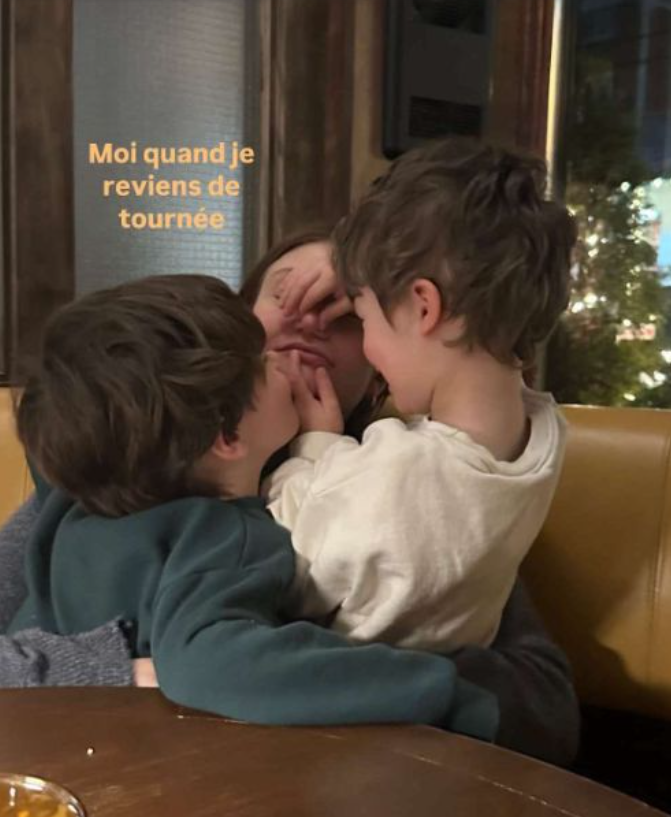 Katherine Levac partage une adorable photo de retrouvaille avec ses jumeaux