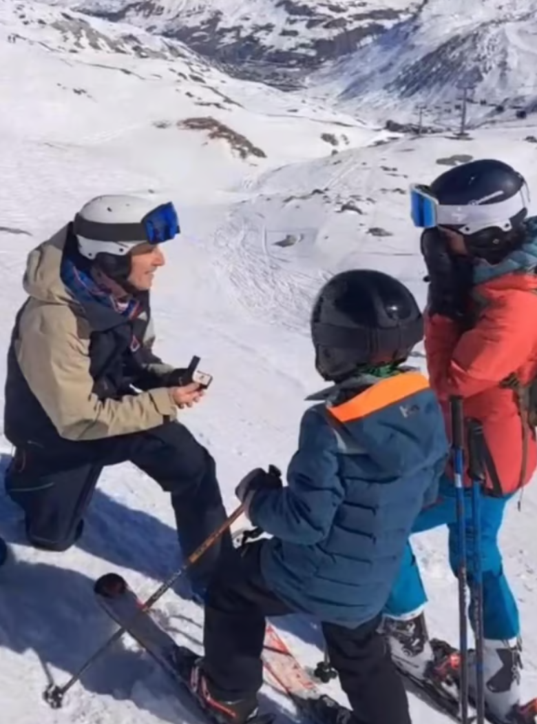 Voici qui est l’amoureux de Julie Marcoux qui deviendra la cheffe d’antenne de TVA