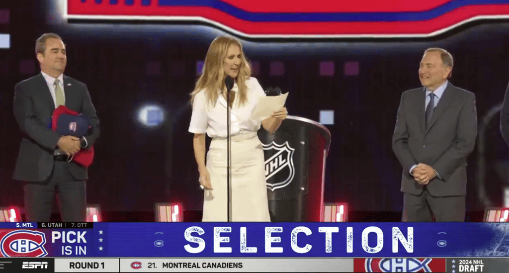 Céline Dion s'amène sur scène pour annoncer le 1er choix du Canadien au repêchage de la LNH