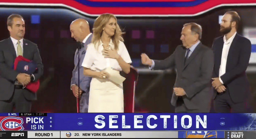 Céline Dion s'amène sur scène pour annoncer le 1er choix du Canadien au repêchage de la LNH