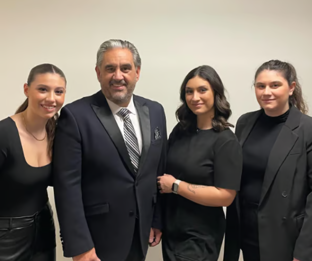 Marc Hervieux partage une rare photo avec son amoureuse et ses filles loin du Québec