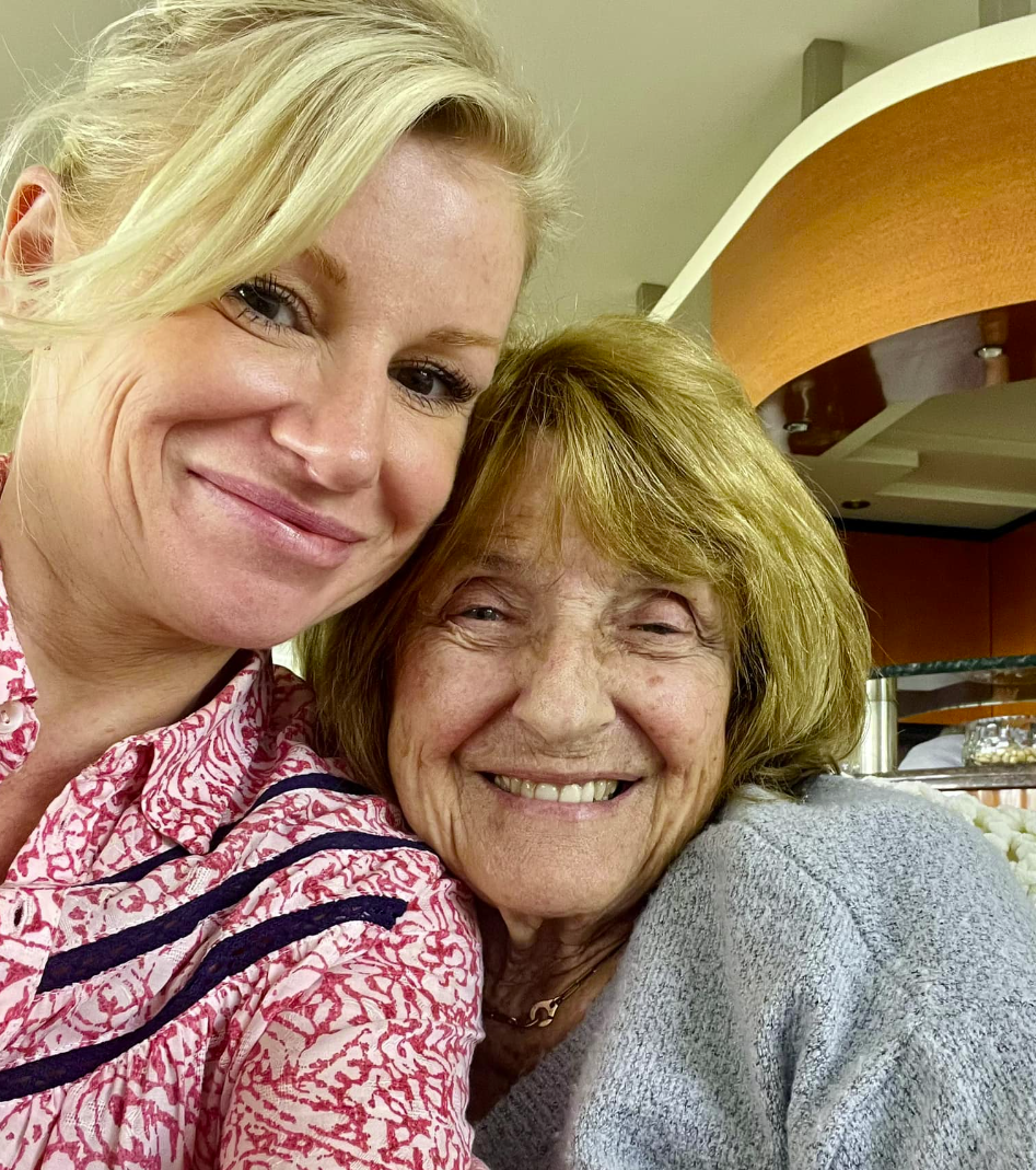 Dominique Michel fête ses 92 ans et elle prend la pose avec Cathy Gauthier