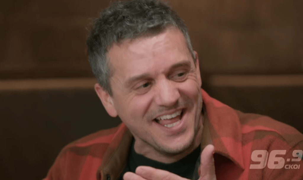 Les larmes aux yeux, Patrice Bélanger revient sur un moment de sa vie qu’il regrette profondément