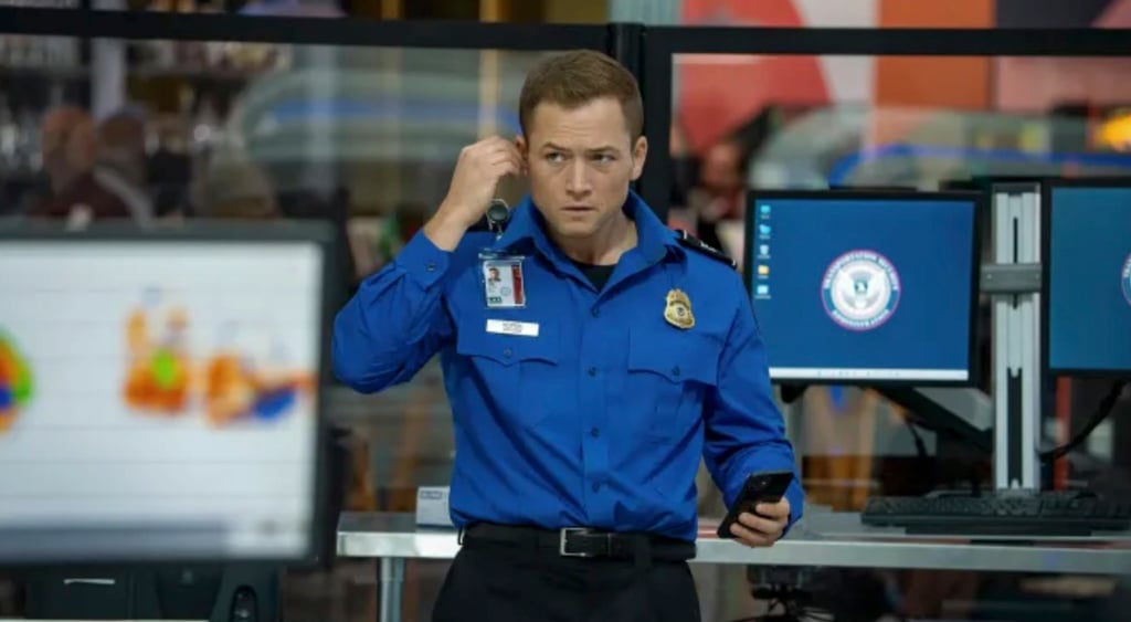 On a vu « Le Bagage » avec Taron Egerton, le hit de l'heure sur Netflix et on vous explique la fin.