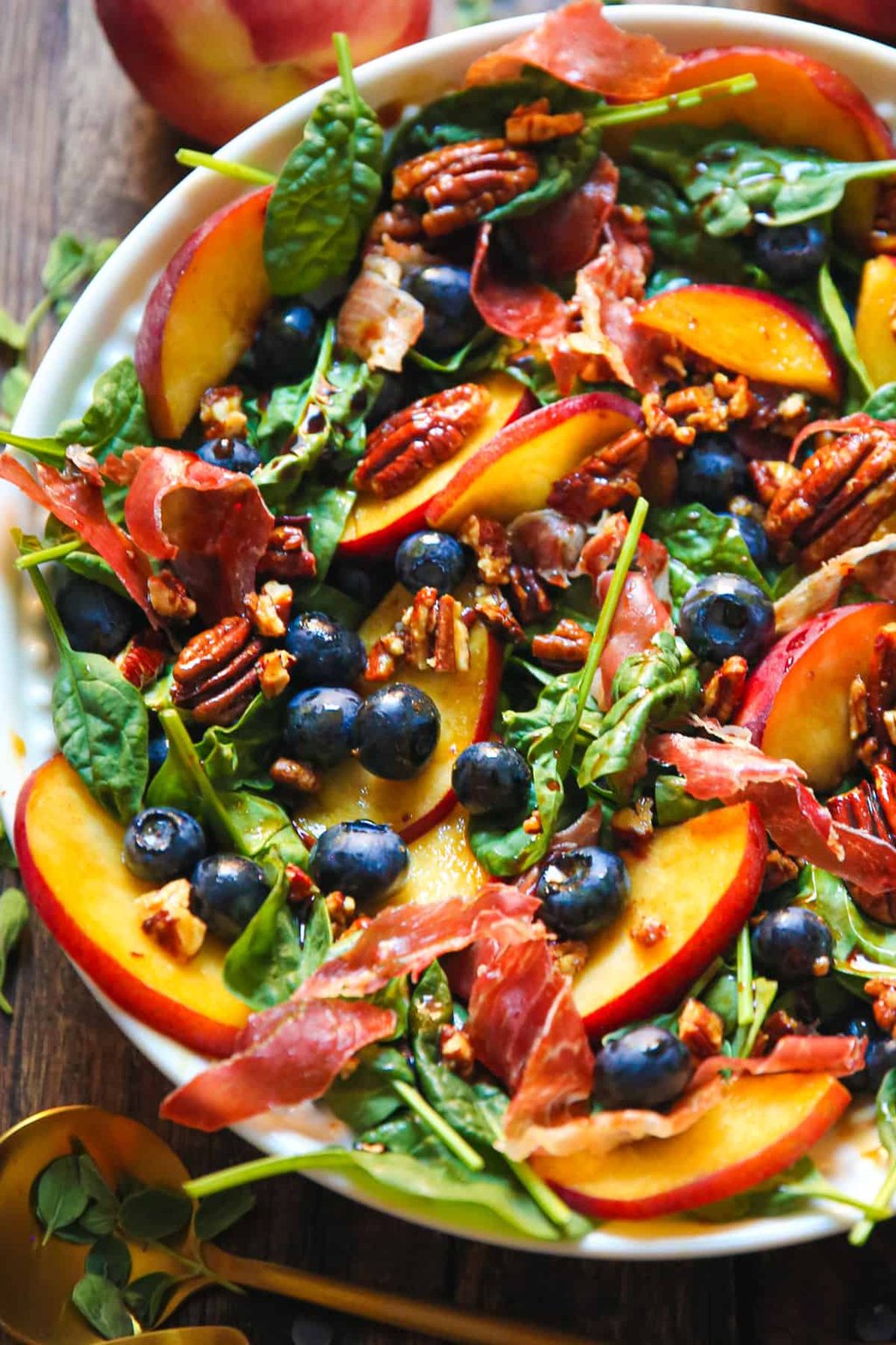 Superbe salade d'épinard, pêche et bleuets