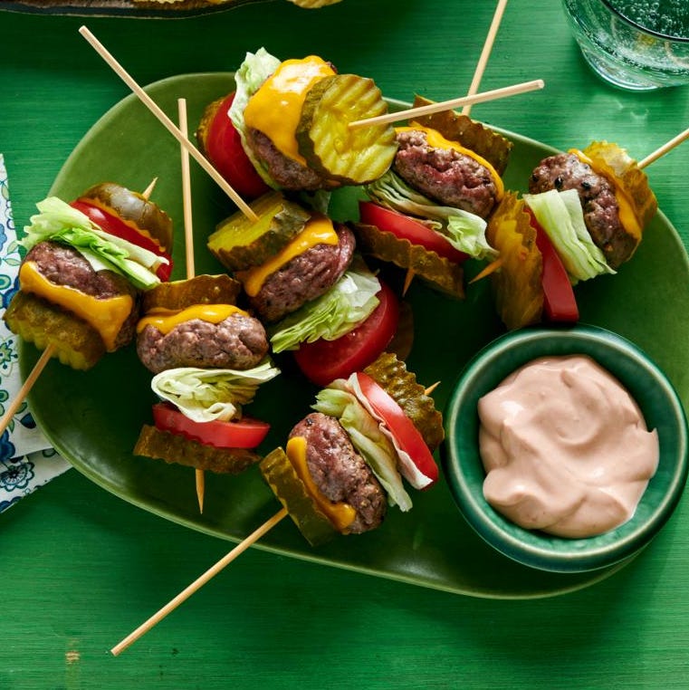 Amusantes bouchées de cheeseburger aux cornichons