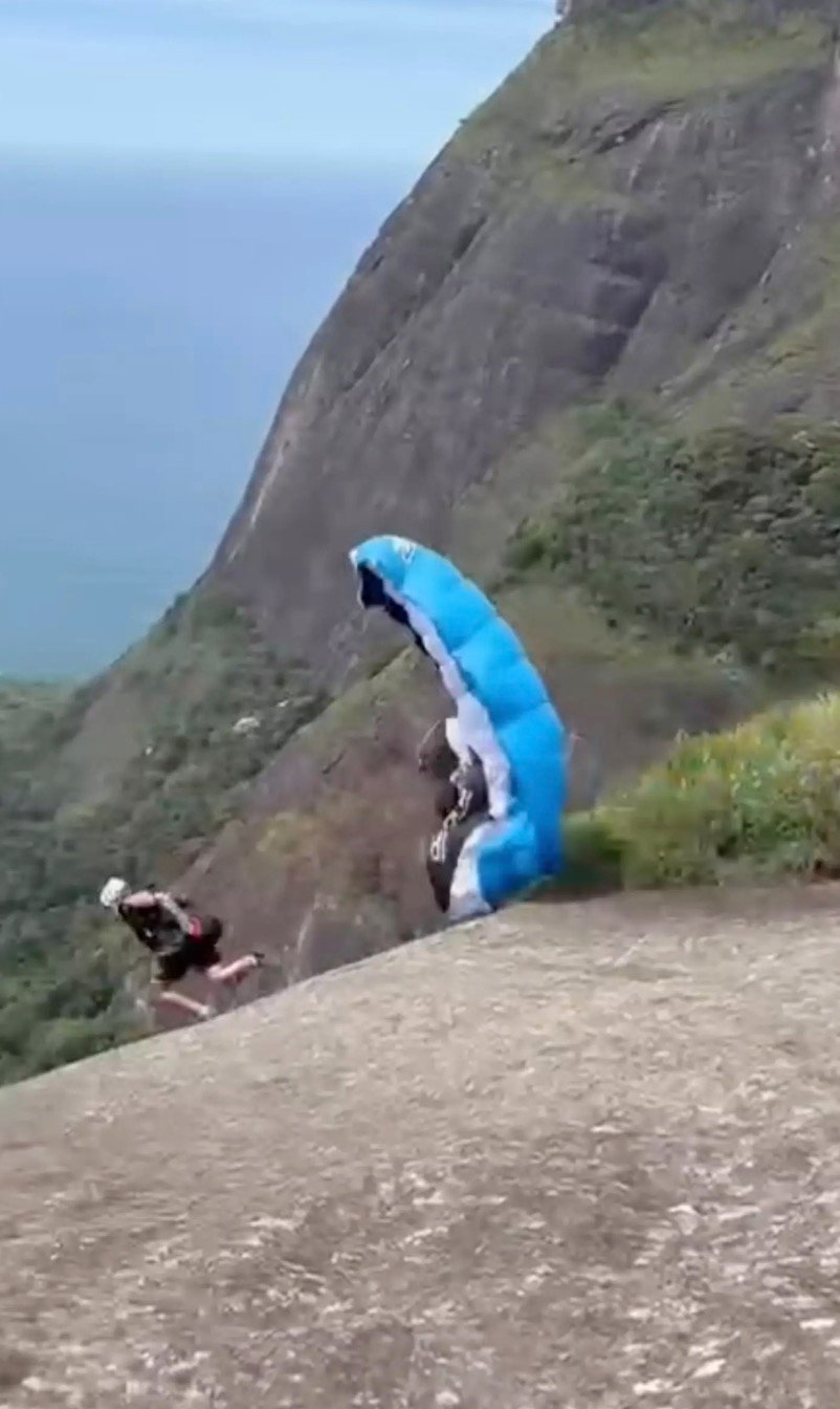 De troublantes images montrent un instructeur de parachutisme perdre la vie en sautant dans le vide