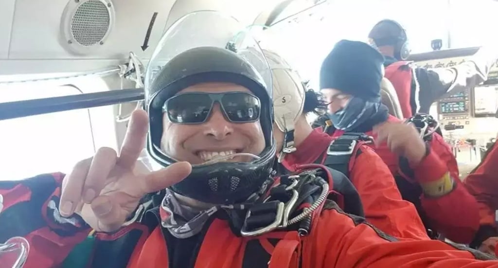 De troublantes images montrent un instructeur de parachutisme perdre la vie en sautant dans le vide