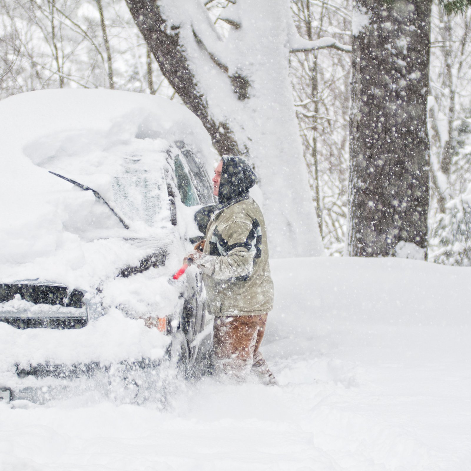 Un homme déneige sa voiture et commet une erreur fatale