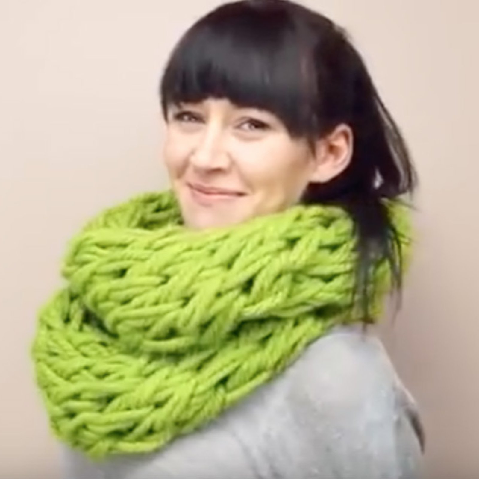 Elle tricote un foulard infini sans broches, AVEC… SES BRAS! Voyez comment ici!