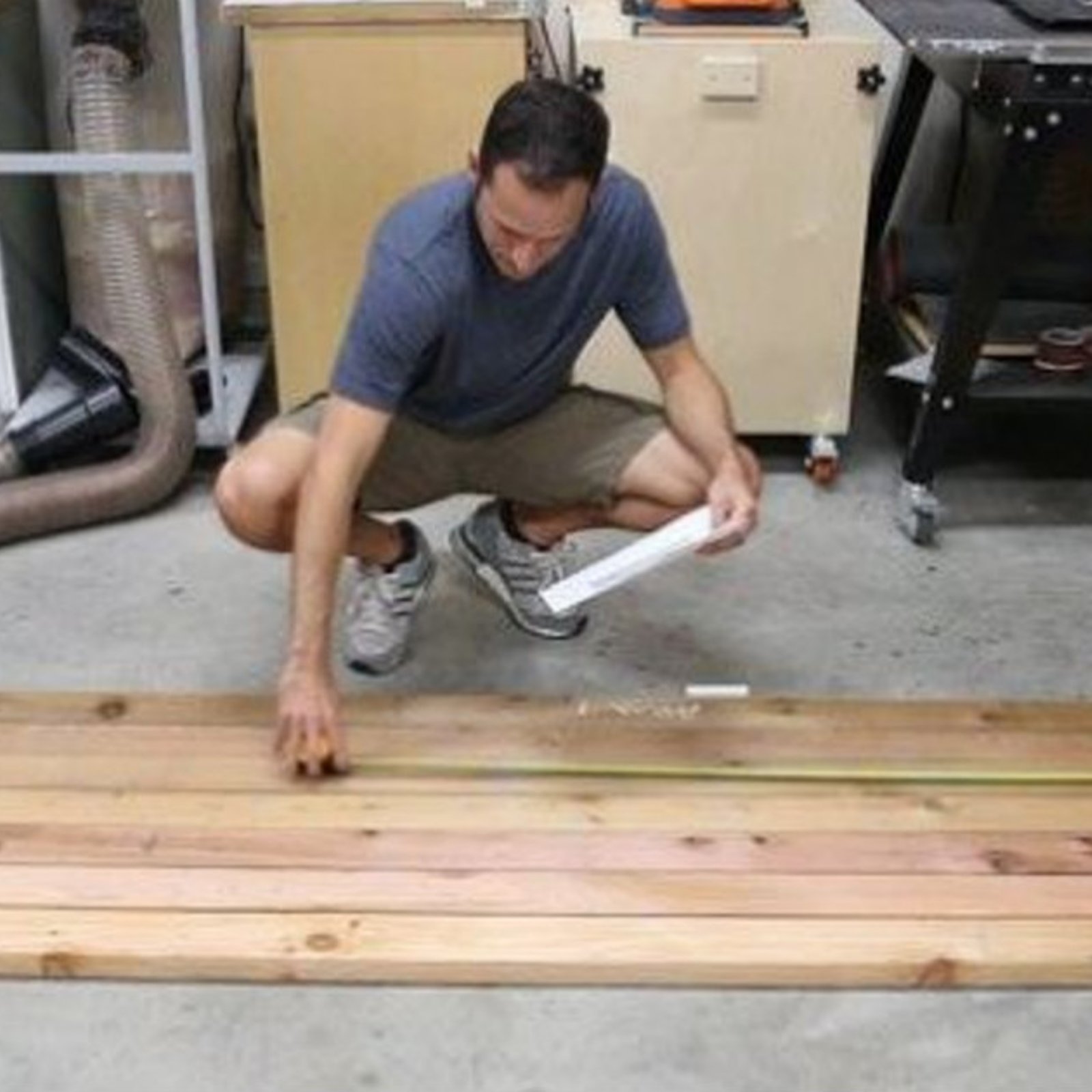 Il achète 7 planches de cèdre et les travaille dans son garage: son balcon n’a jamais été aussi beau!