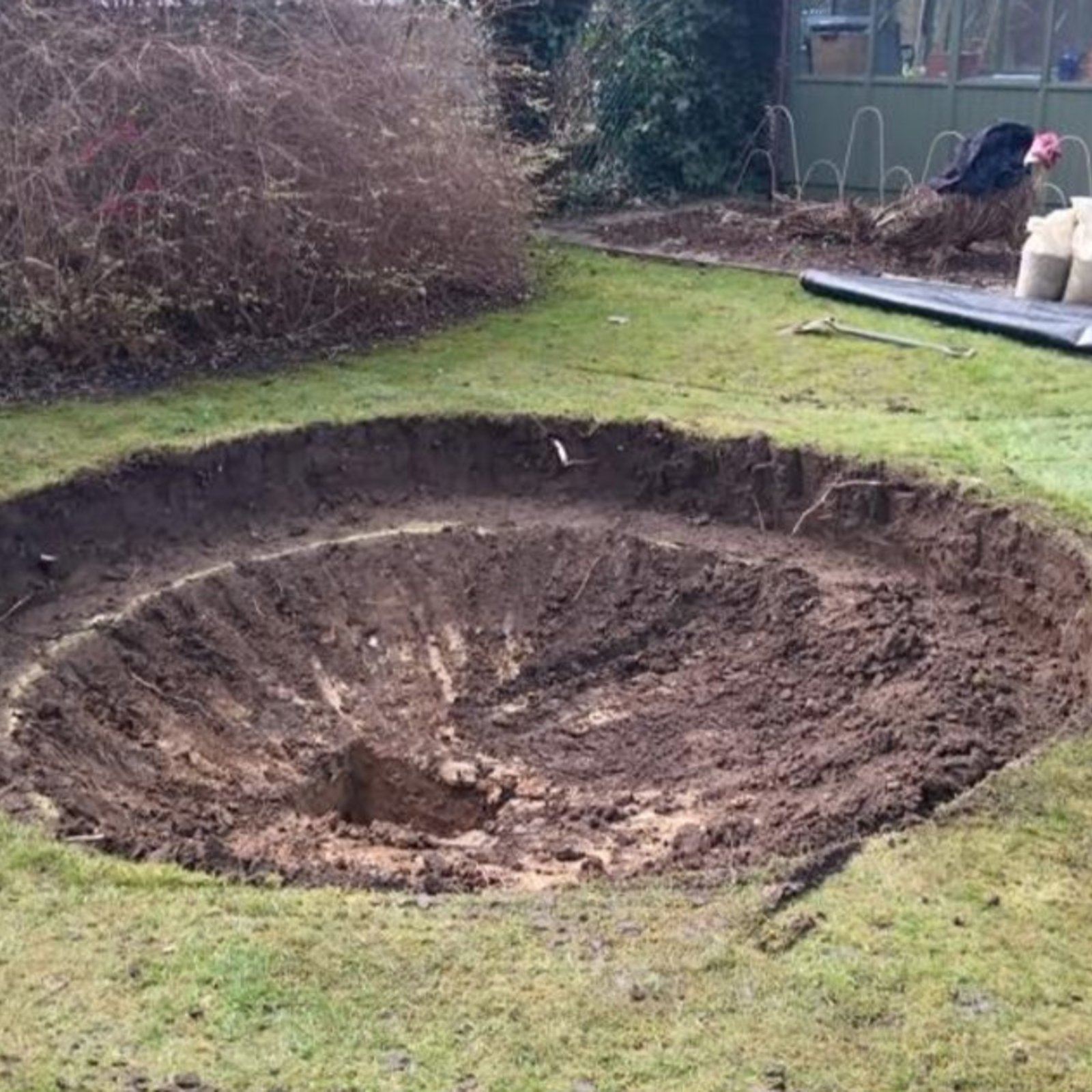 Il creuse un gros trou dans sa cour arrière et ce n’est pas pour une piscine, c’est plus cool encore!