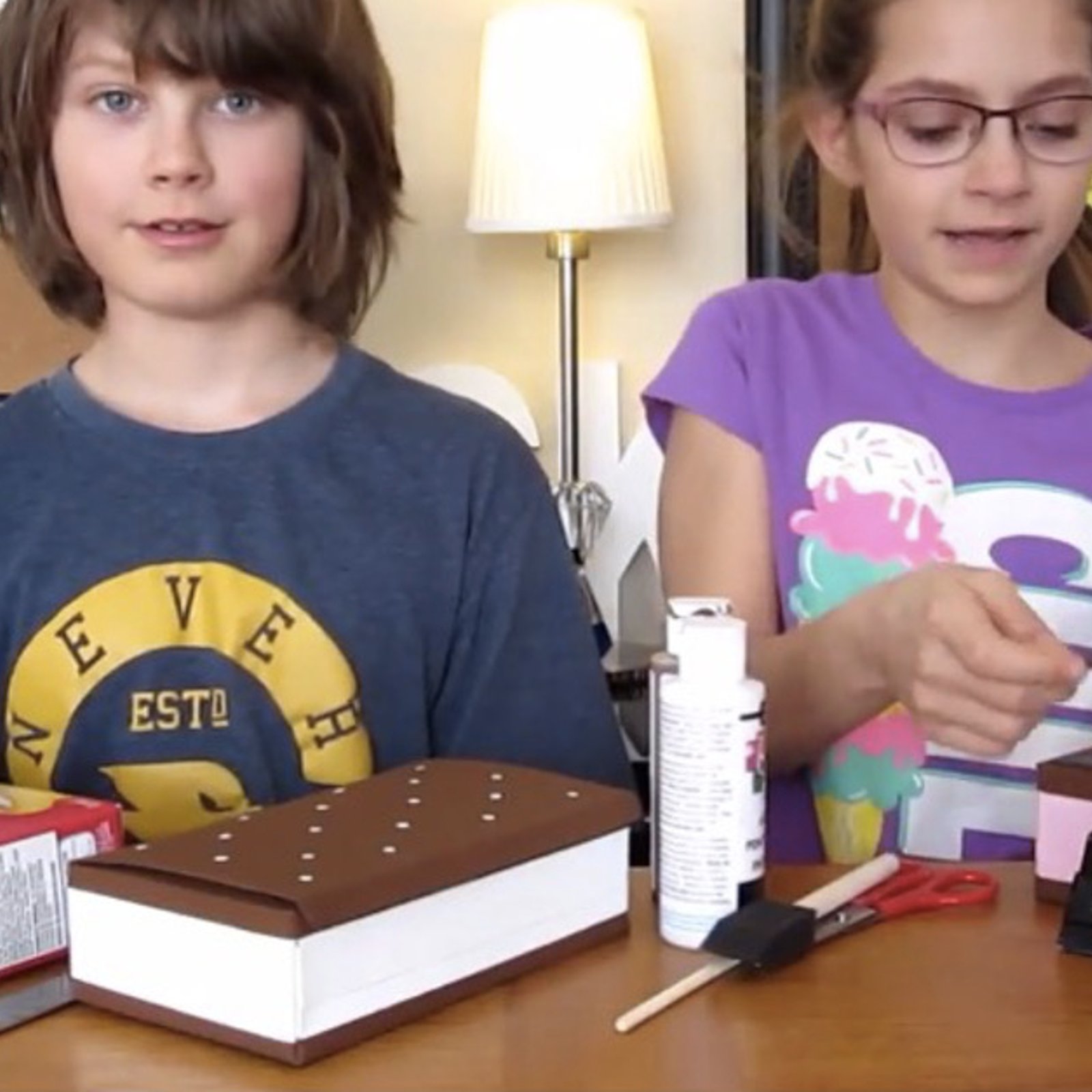 Les jumeaux nous apprennent à bricoler de fabuleux étuis à crayons, à partir de boites de céréales! 