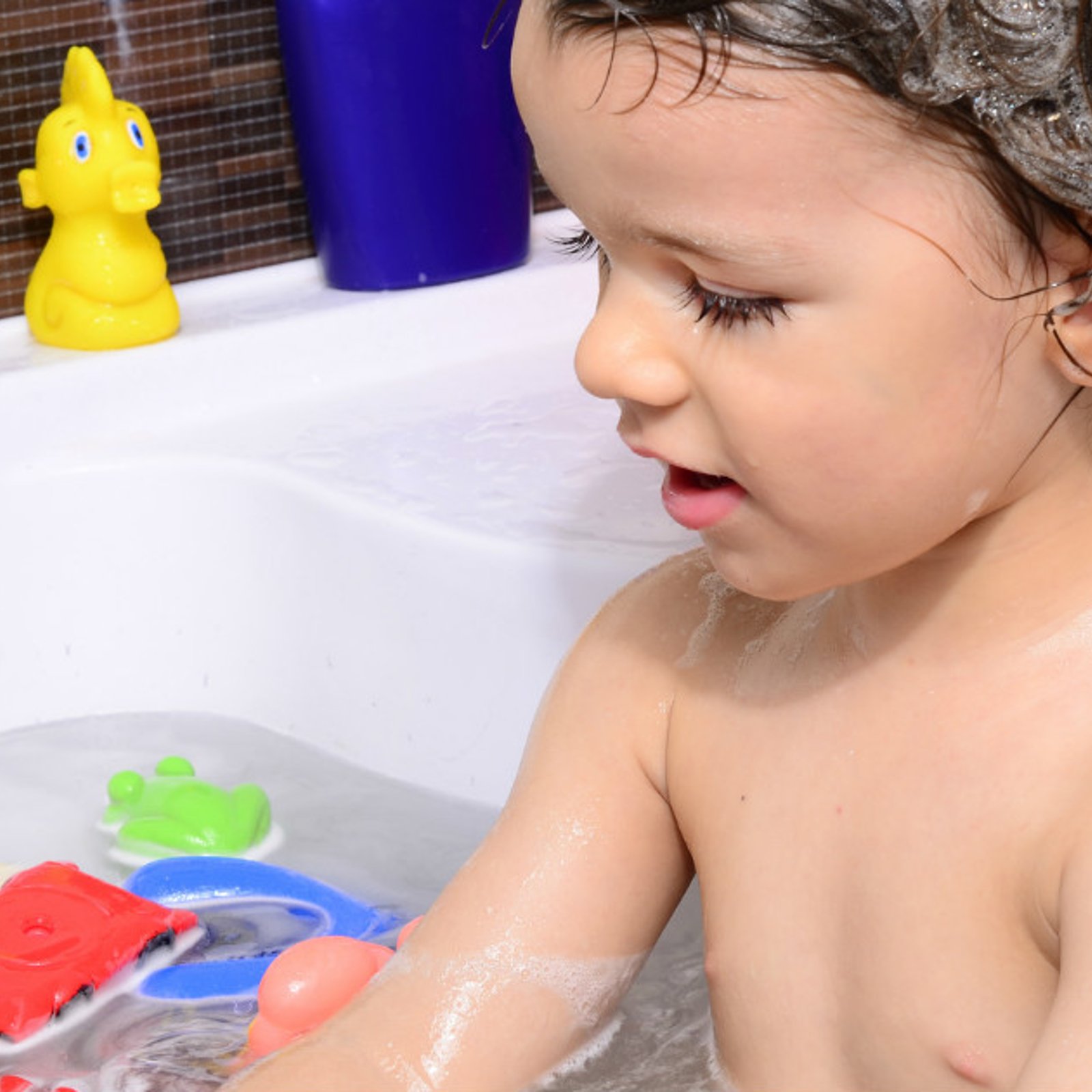 Elle se demandait comment ranger tous les jouets de bain, jusqu’à ce qu’elle pense à cette idée!