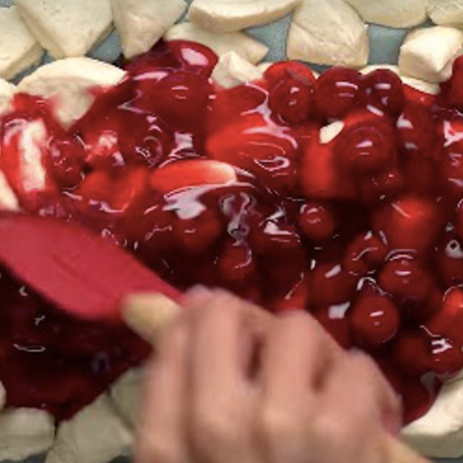 Elle coupe sa pâte à biscuits et verse de la garniture à tarte! Un dessert rapide et savoureux que tous aimeront! 