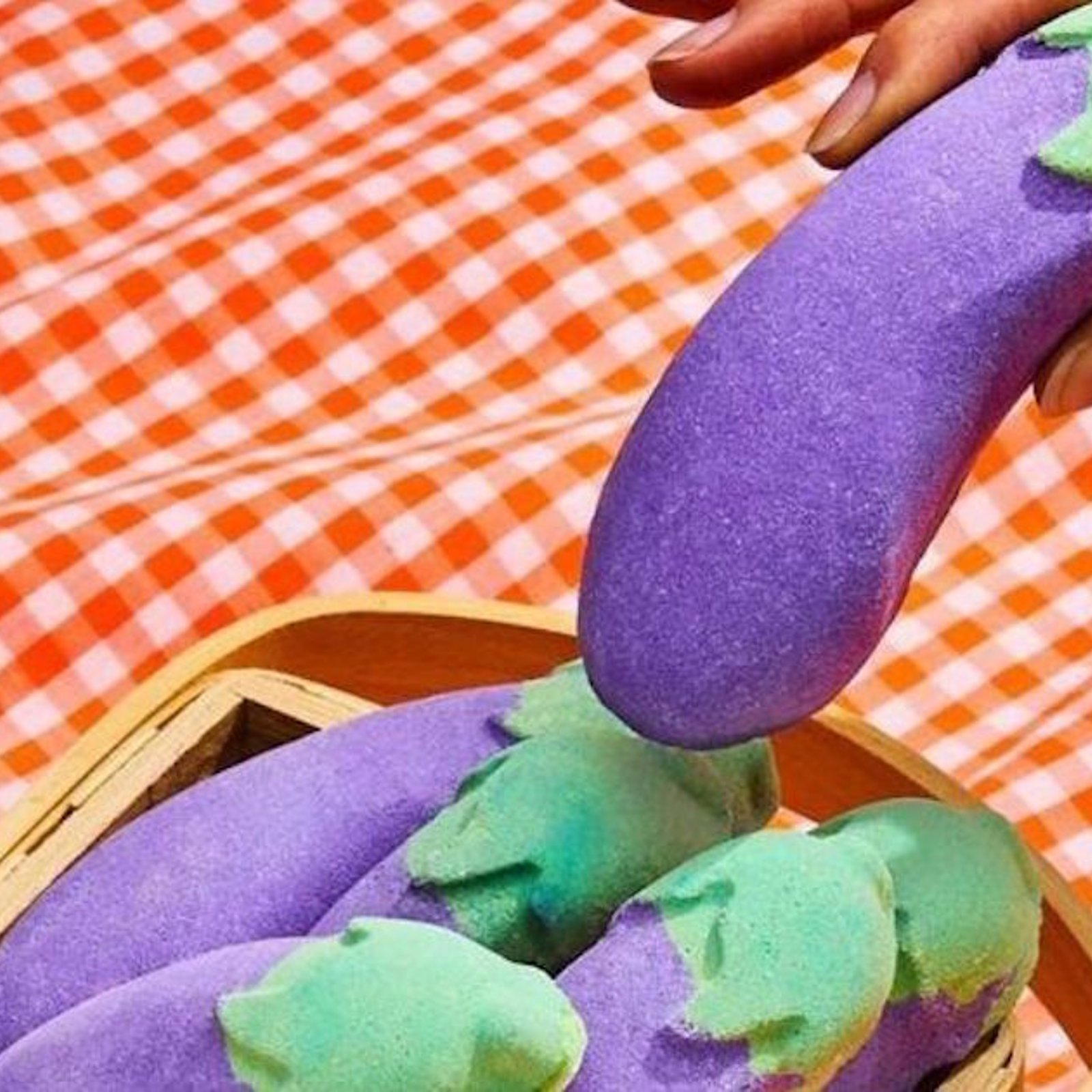 Les médecins avertissent les gens de ne pas utiliser les bombes pour le bain en forme d'aubergines comme jouets sexuels