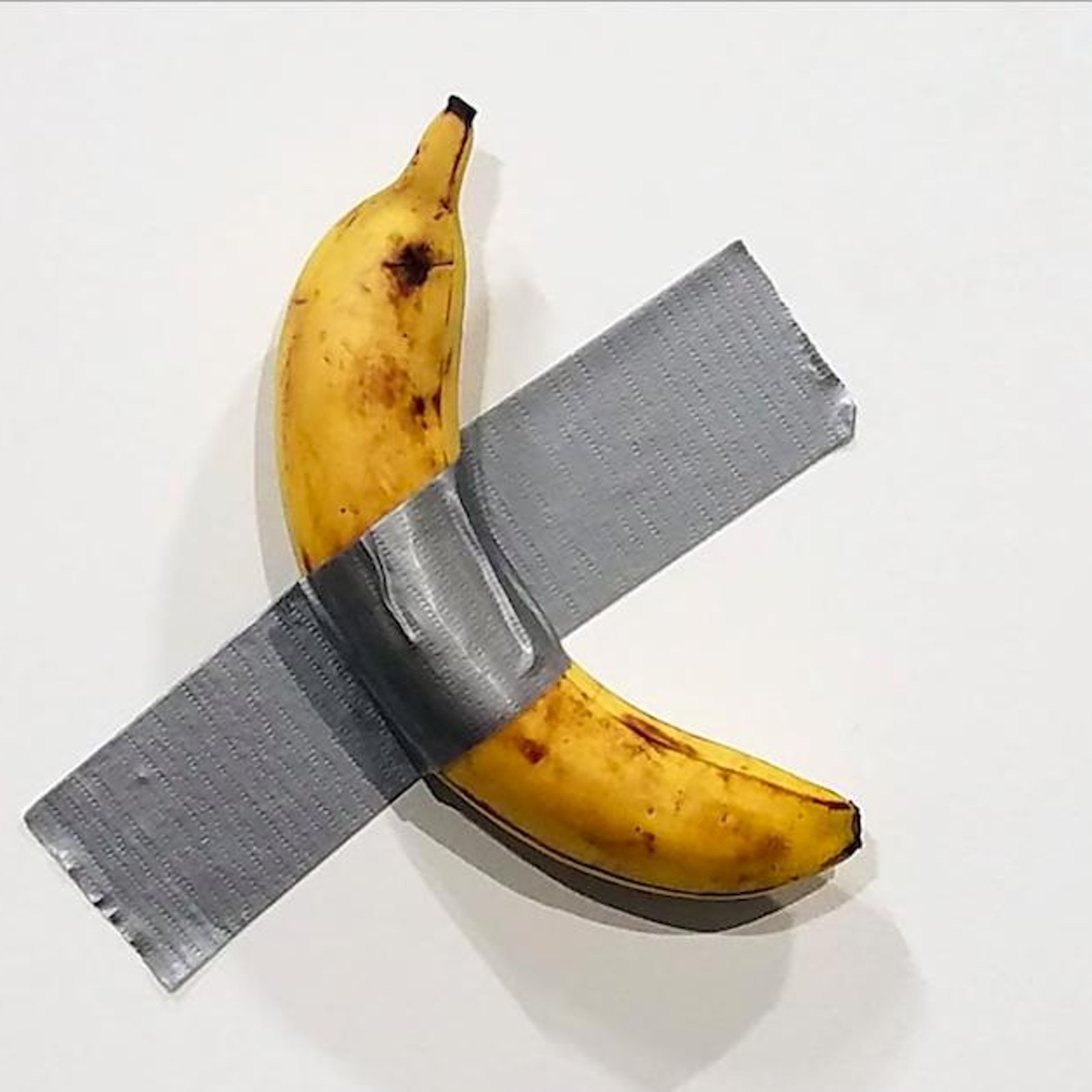 Un artiste vend une banane collée au mur pour la coquette somme de 120 000$!