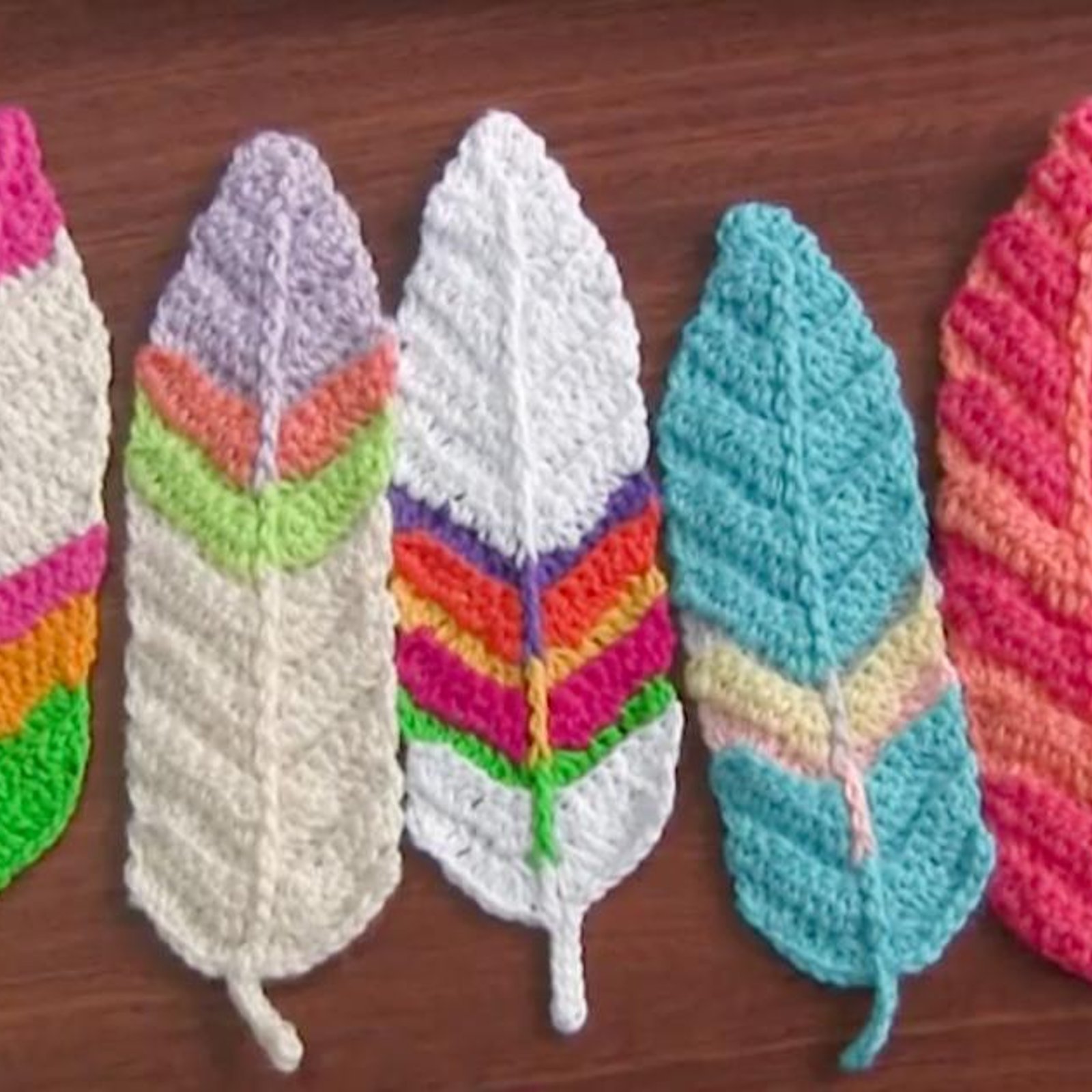 Un projet pour adeptes du crochet: des signets en forme de plume