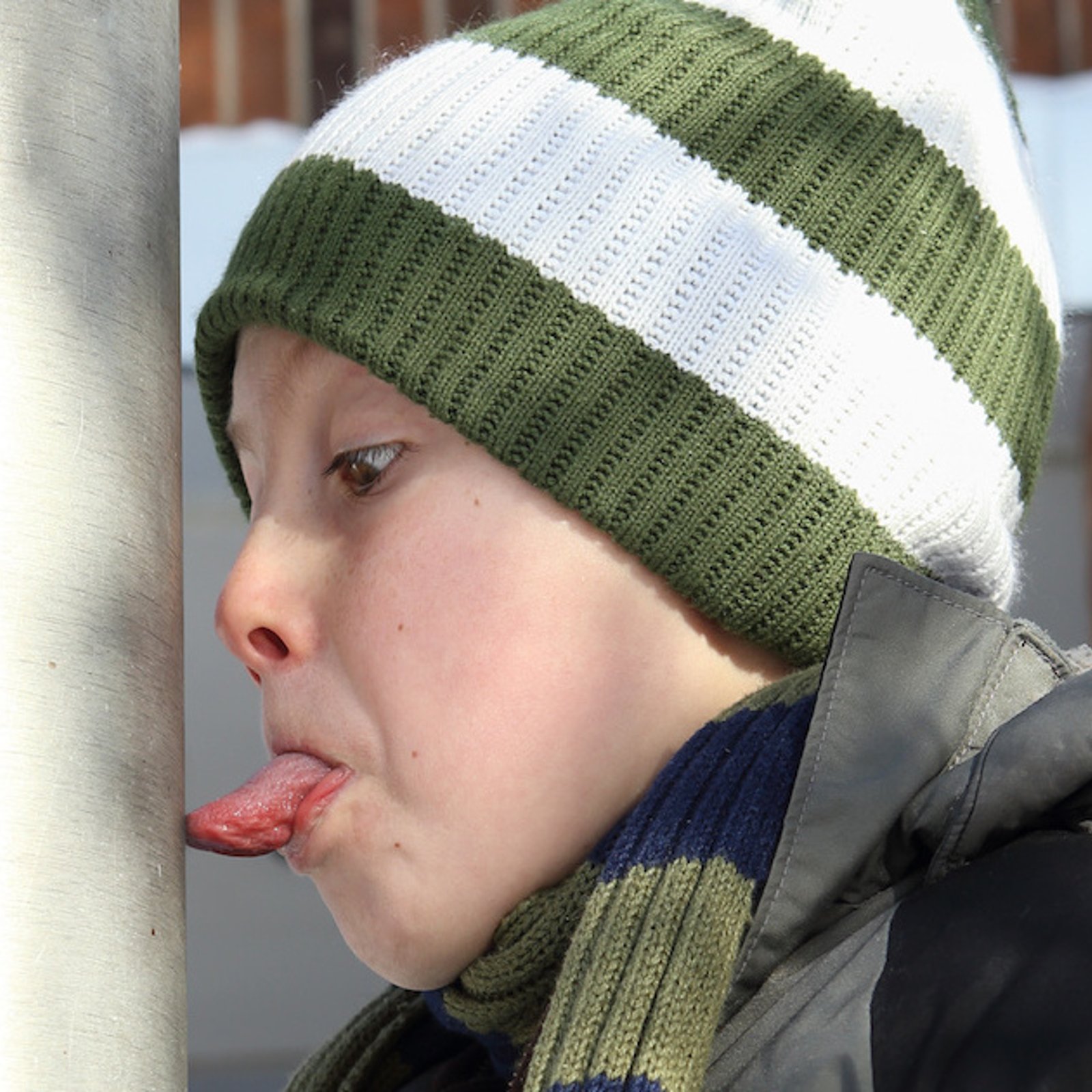 Quoi faire si votre enfant s'est collé la langue sur un poteau en hiver