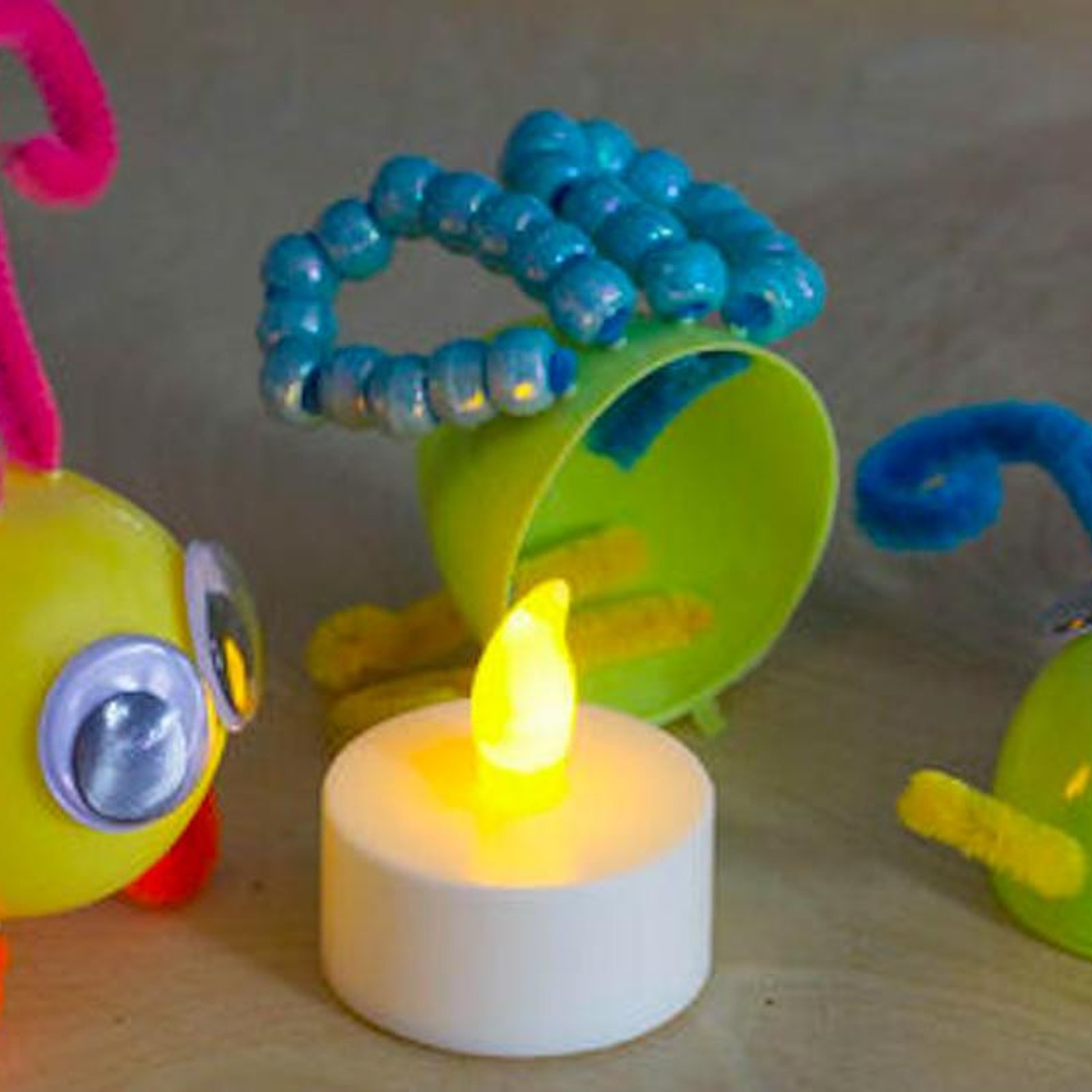 Comment faire une bestiole lumineuse avec un oeuf en plastique