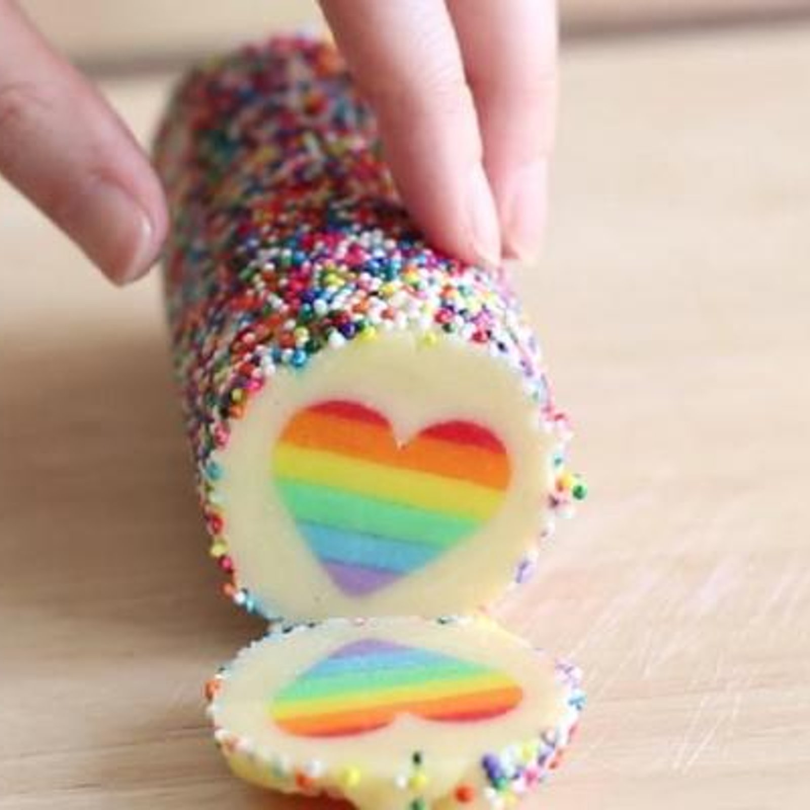 Suivez la recette étape par étape pour faire des biscuits coeurs, aux couleurs de l'arc-en-ciel! 