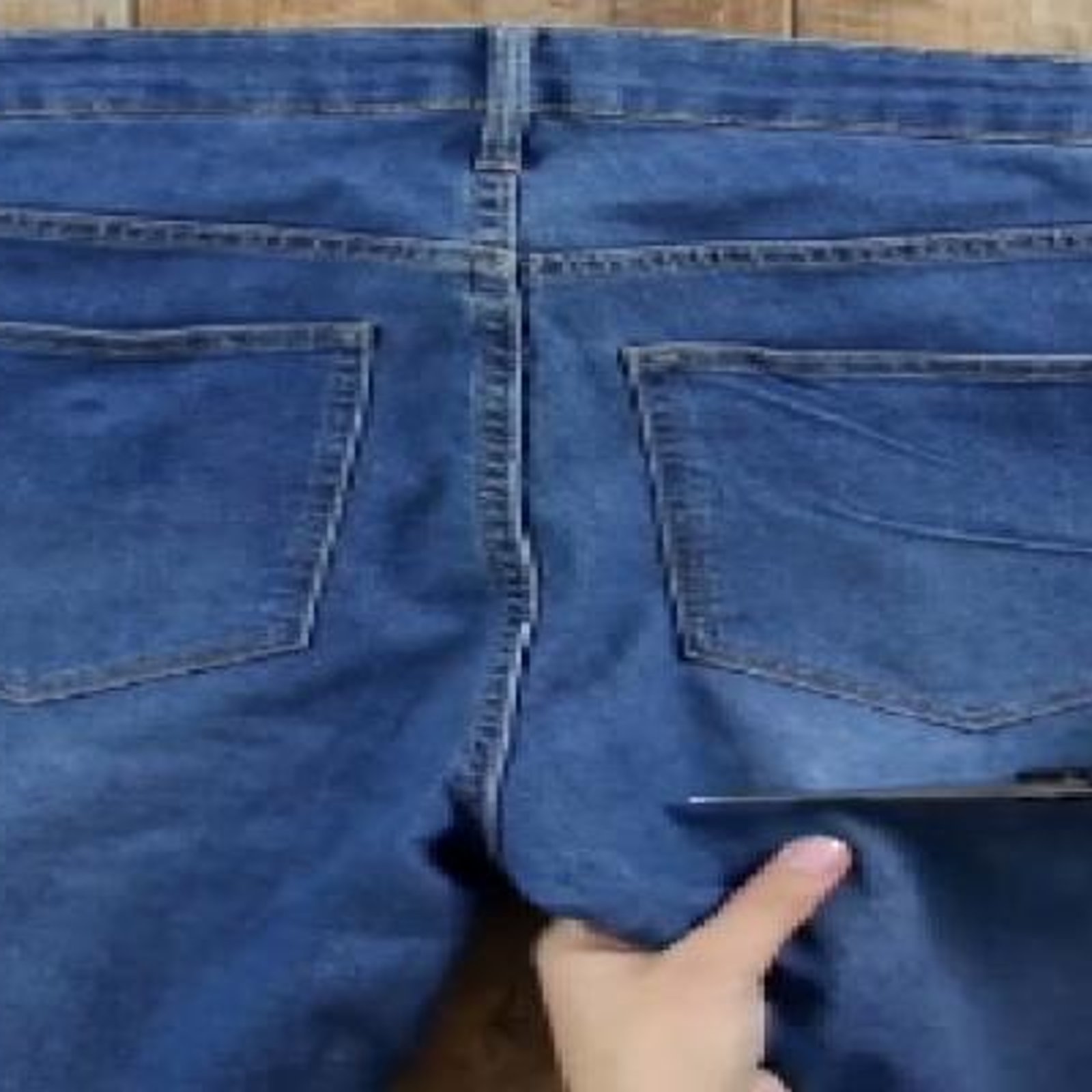 Elle coupe les deux jambes d'un vieux jeans mais ce n'est pas ce que vous croyez: Son accessoire est parfait pour tout fana de jardinage et bricolage