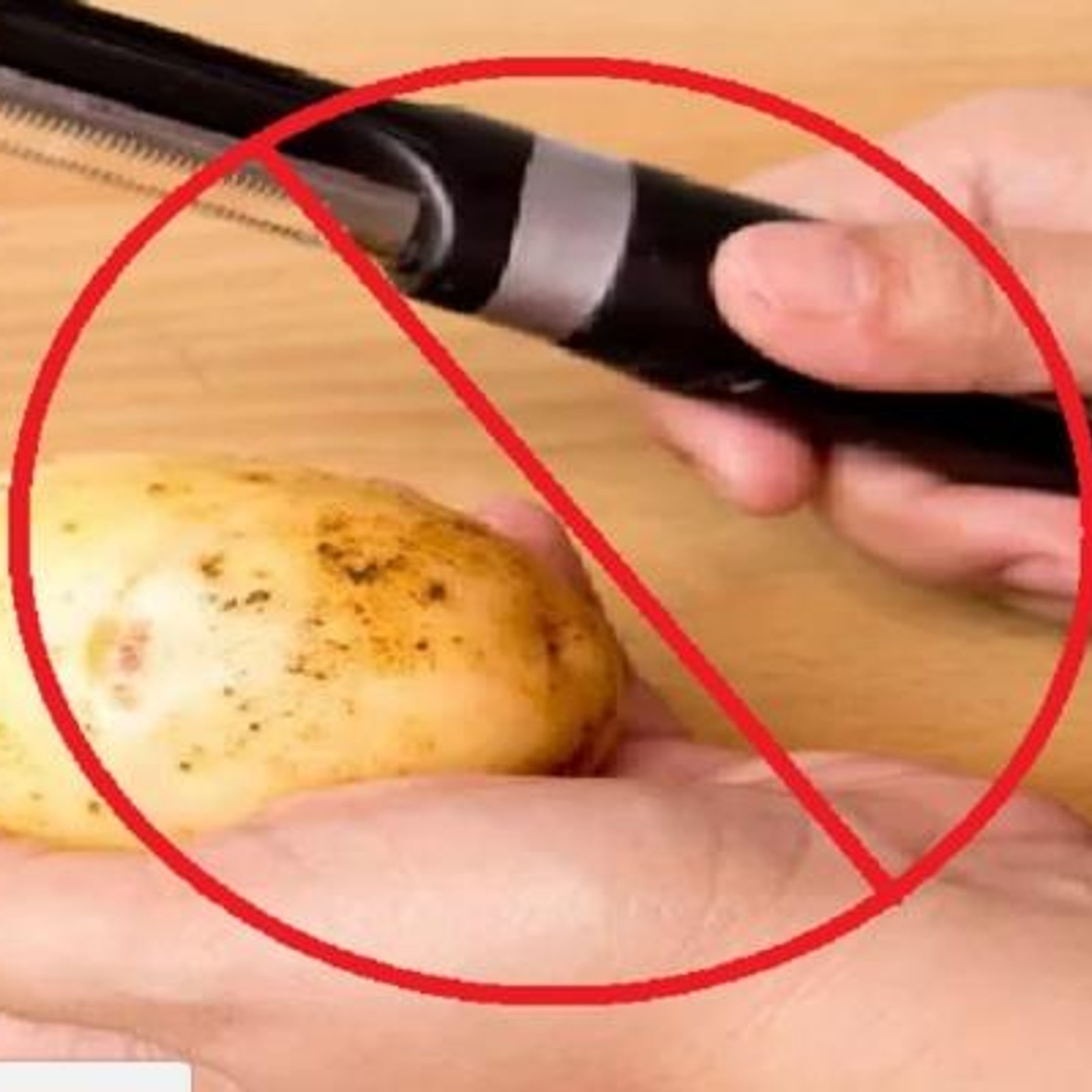 Elle n'utilise jamais de couteau pour éplucher ses pommes de terre: En 5 secondes, dites adieu aux pelures sans effort!