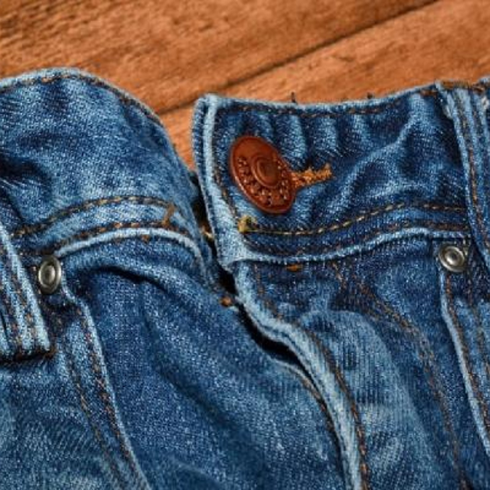 Ces jeans n'étaient pas assez bonnes pour les donner aux bonnes oeuvres... En voyant ce qu'elle a fait, vous ne voudrez plus jamais vous en départir