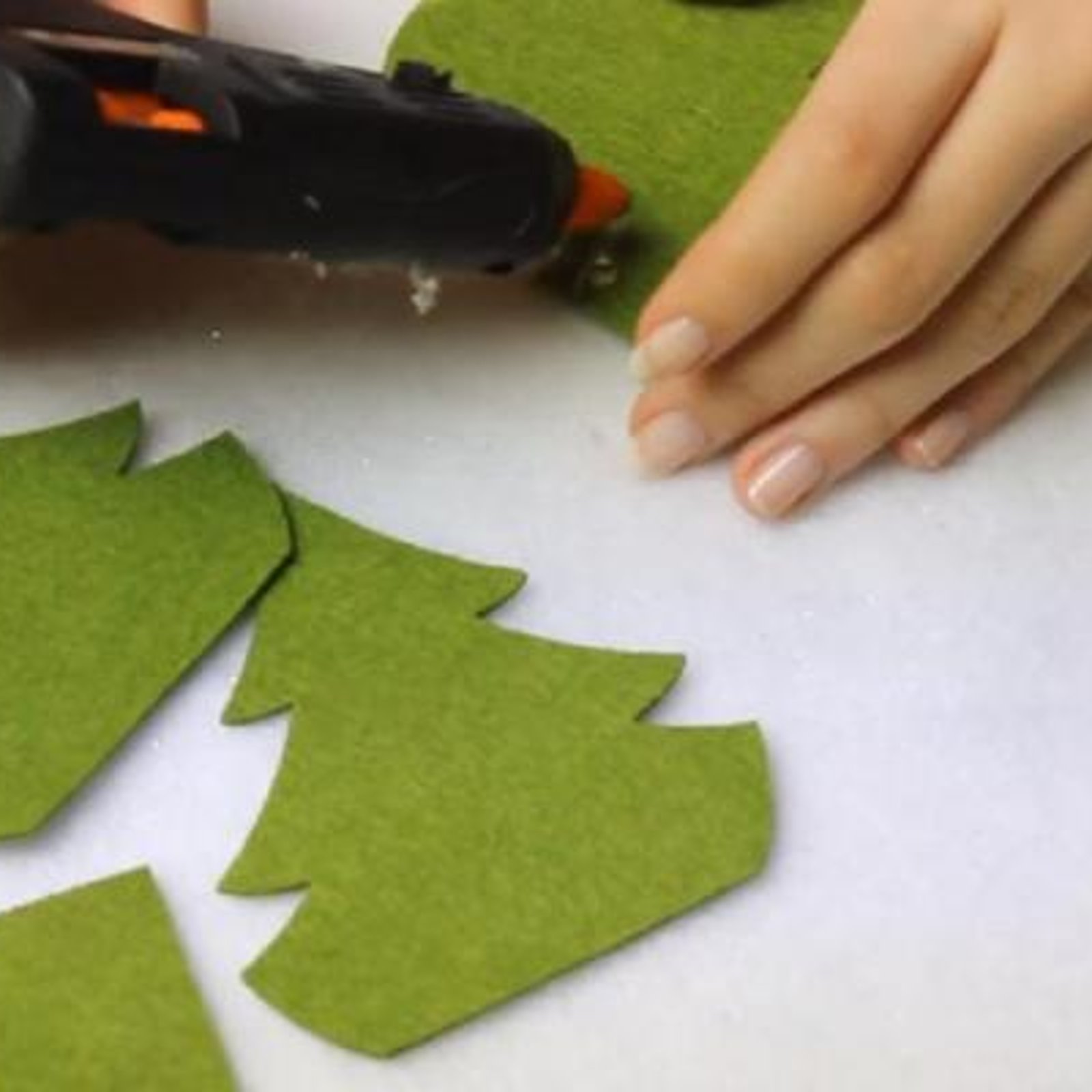 Elle coupe des sapins dans de la feutrine, elle en fait des décos de Noël surprenantes! 