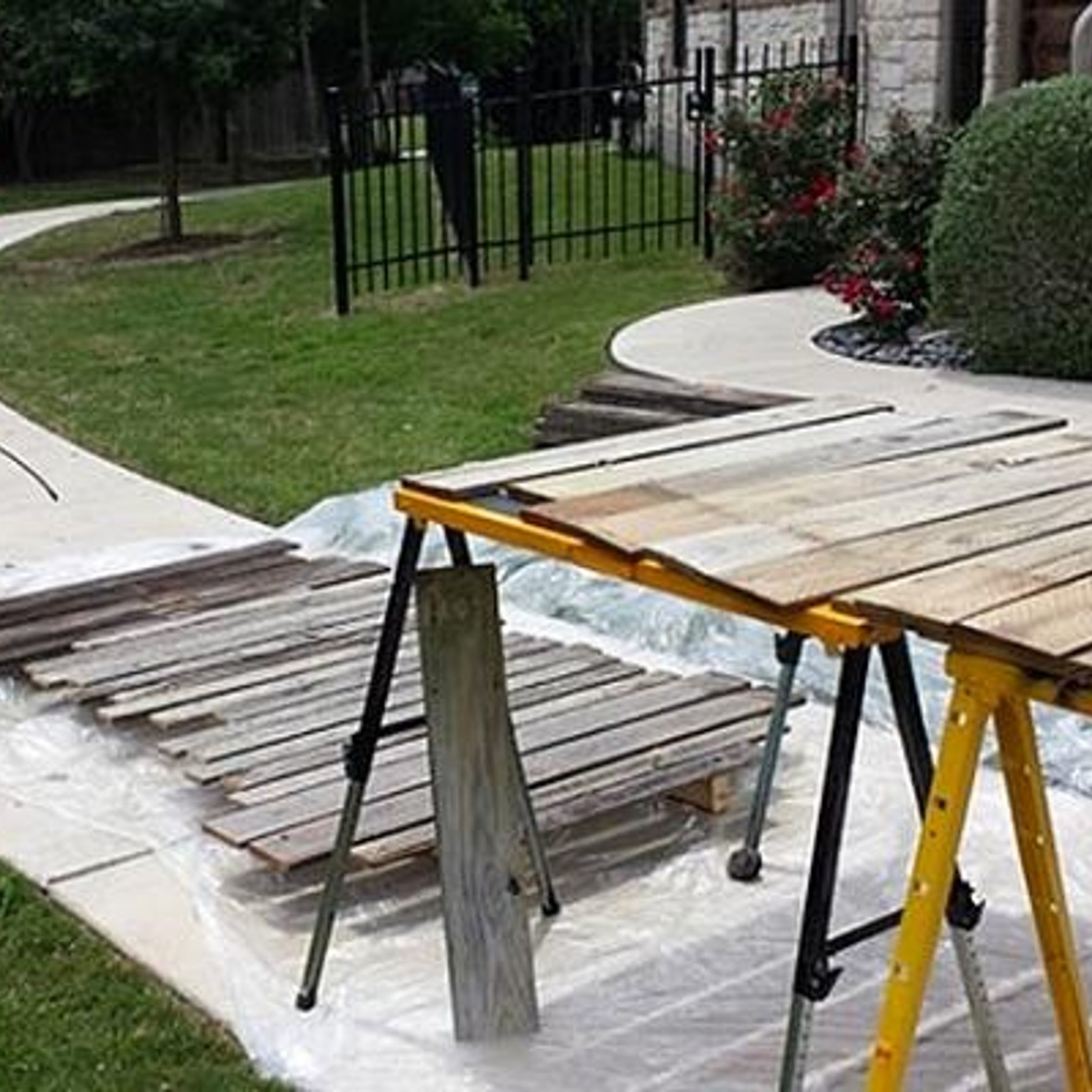 Il trouve une vieille clôture en bois dans les déchets, ce qu'il en fait est vraiment grandiose!