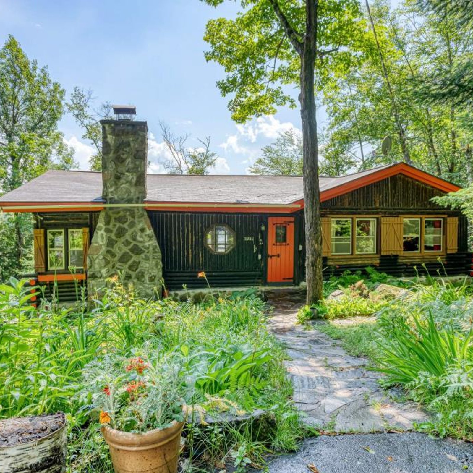 1ère fois sur le marché depuis 1960! Chalet en rondins vendu meublé et surplombant un grand lac