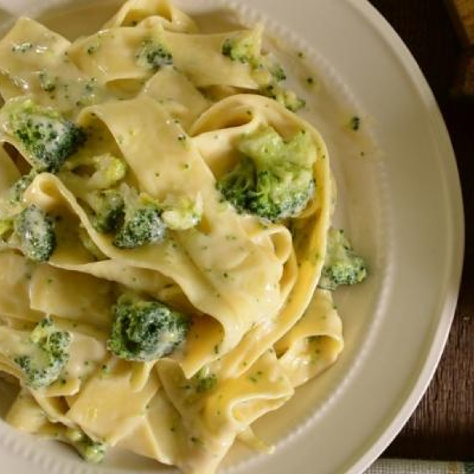 ​One pot pasta de fettucine, sauce au fromage et brocoli