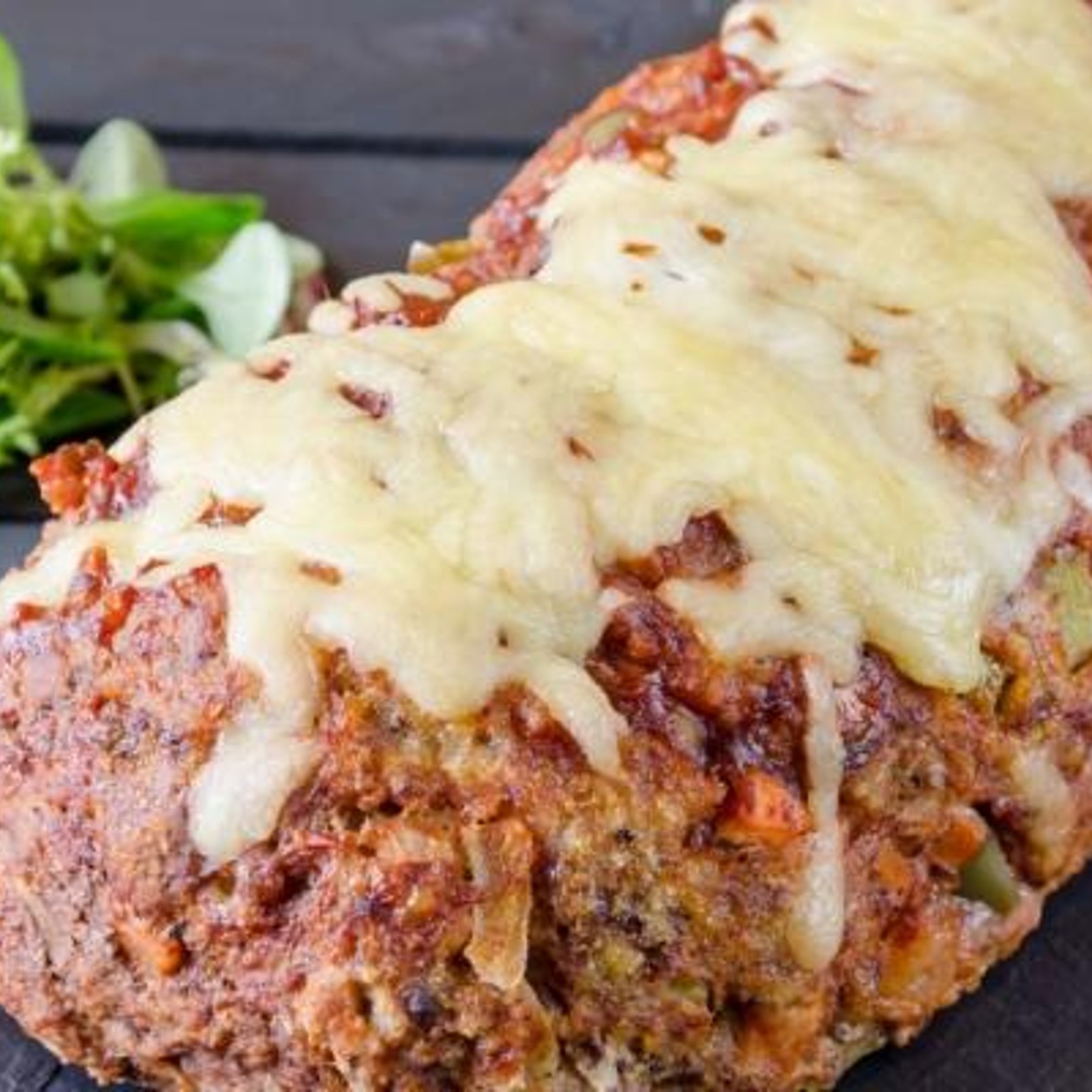 Pain de viande farci à la soupe à l'oignon et gratiné au fromage