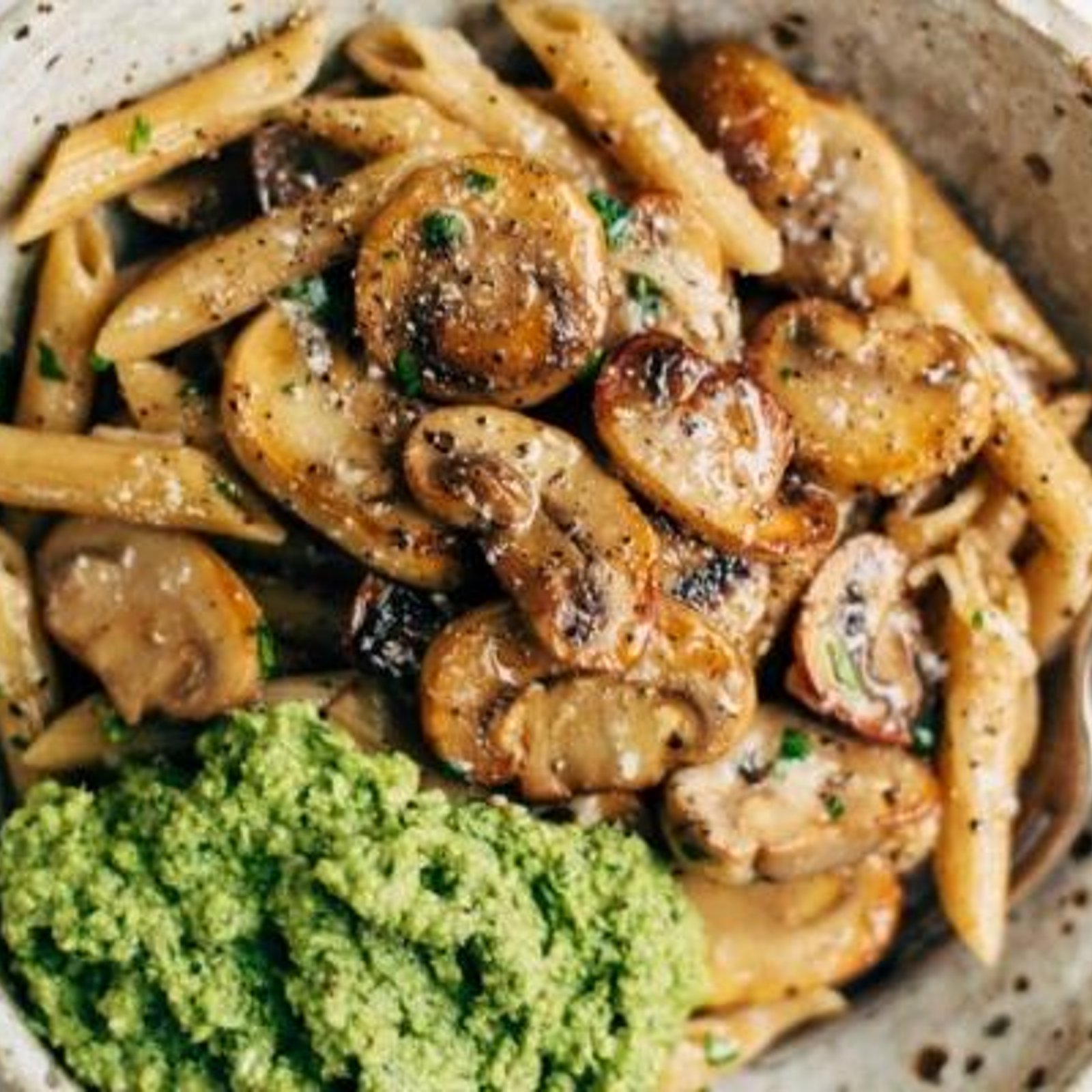 Devenez le maître de la cuisine...Voici comment cuisiner les pâtes aux champignons et pesto aux noix maison