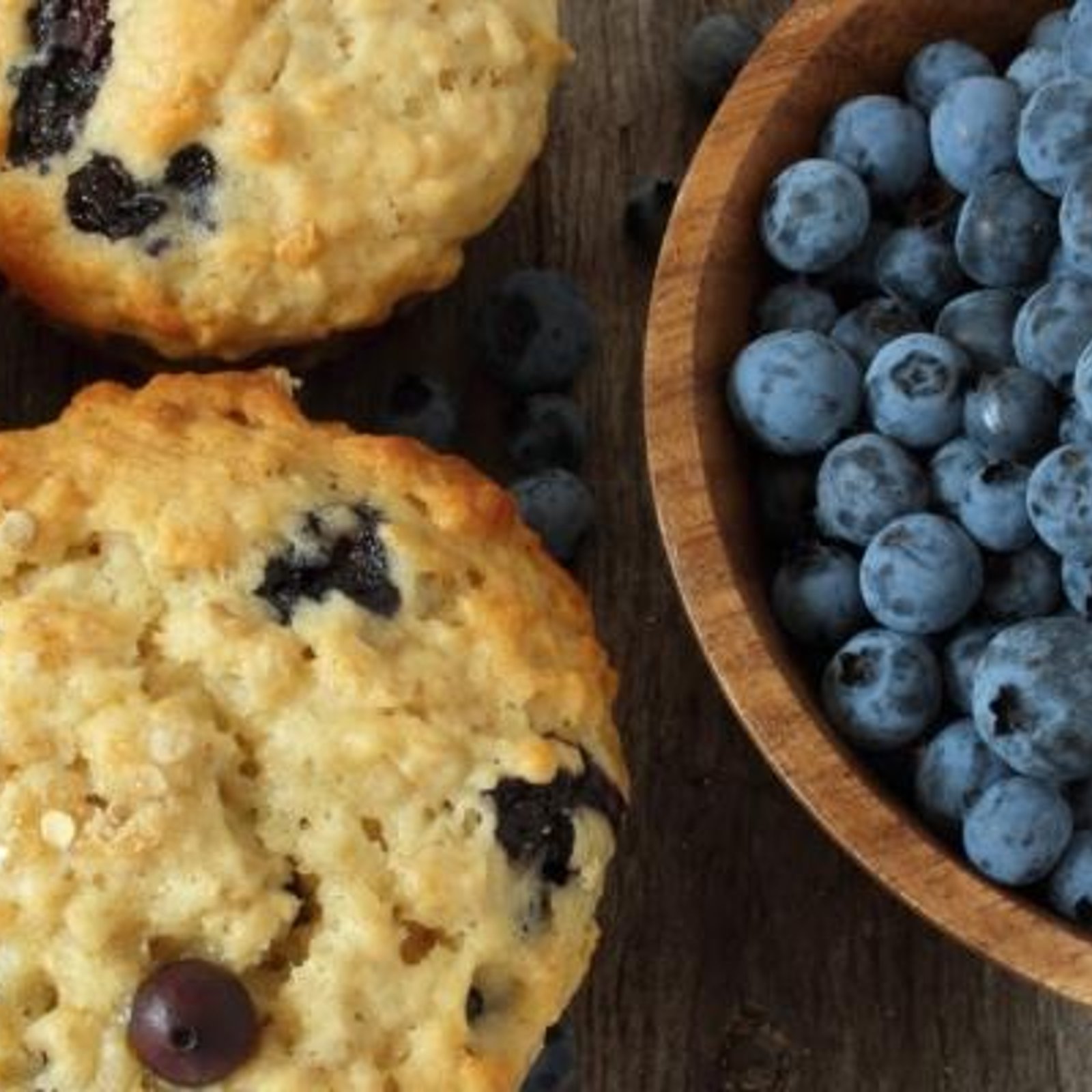 Ajoutez-y des flocons d'avoine et du yogourt grec...voici le un excellent muffin aux bleuets